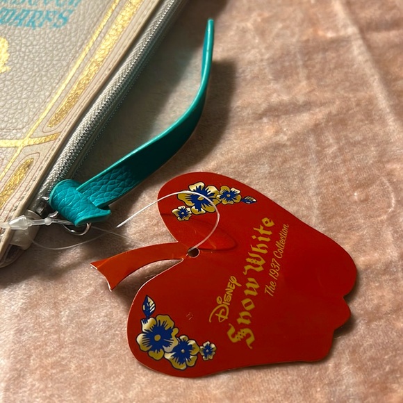 Disney x Besame Snow White & Seven Dwarfs Makeup Bag Wallet - Picture 3 of 4